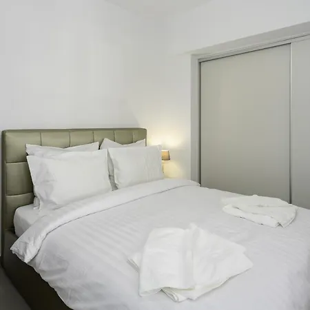Stylish 2br Flat With Stunning Views & Prv Parking Athen